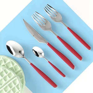 Juego de Cubiertos con Mango Rojo y Cabezas Plateadas para Restaurantes de Alta Cocina, Hoteles, Decoración de Mesa Elegante y Eventos, de la India - Product Image 4