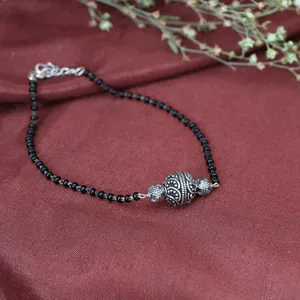 Bracelet vintage perlé avec perles noires et breloque en forme de boule argentée pour un usage unisexe - Product Image 2