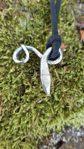 Collar con colgante de peltre de delfín Vintage artístico Unisex medieval forjado a mano UCI personalizable forma de acero inoxidable Cristiano - Product Image 5