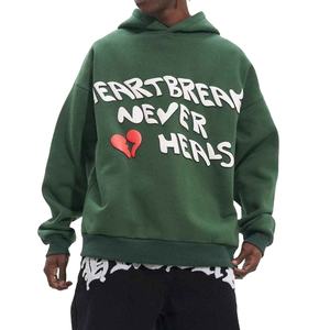 Sweat à capuche confortable et épais avec impression en relief offrant une texture audacieuse, un intérieur chaud et un style streetwear décontracté et élégant - Product Image 1