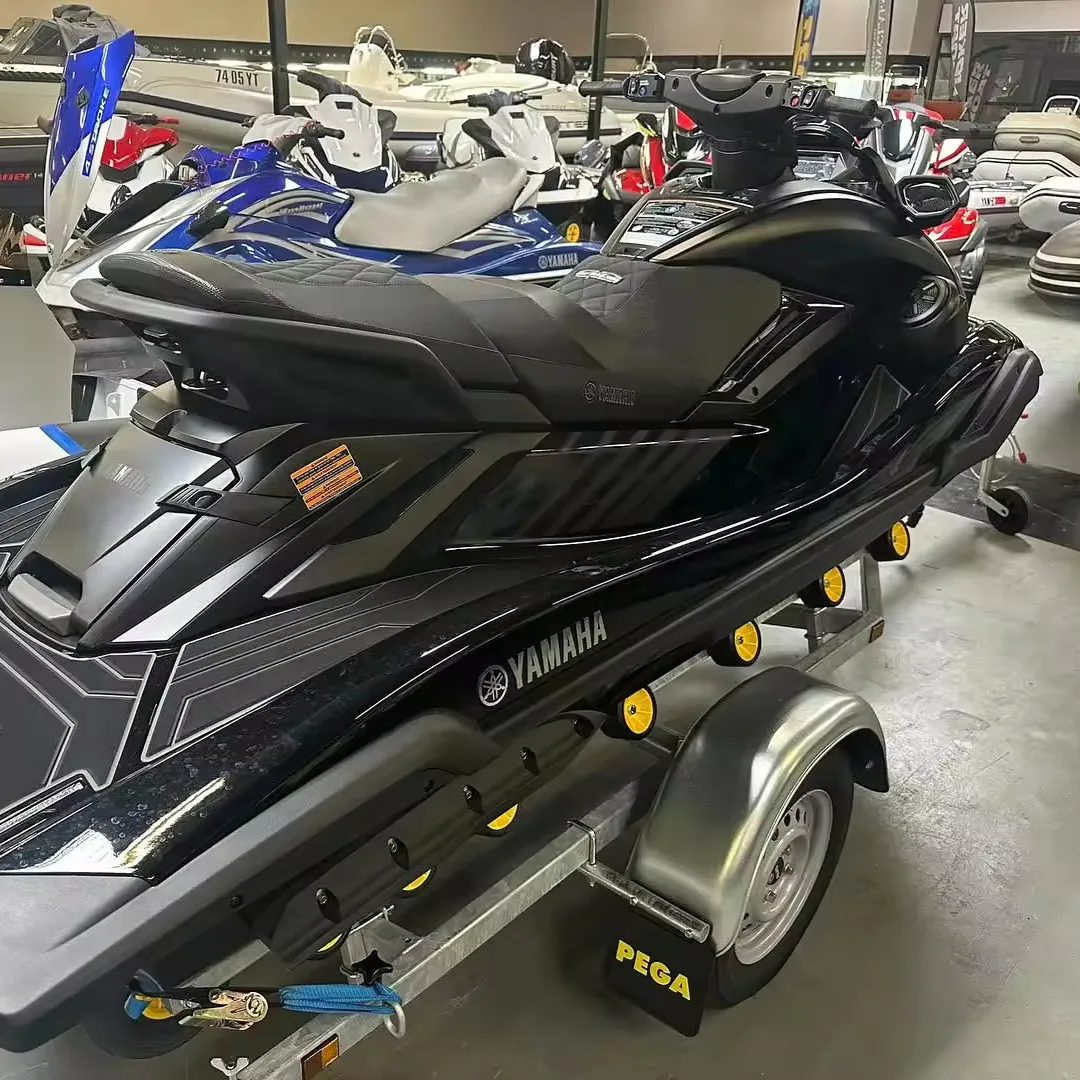 Sports nautiques suralimentés Yamahas WaveRunner FX Limited SVHO Jet Ski est livré avec remorque