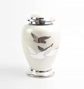 Urnes de crémation en métal élégantes pour cendres humaines Urnes durables en laiton et en aluminium pour maisons funéraires et fournisseurs de mémorial Vente chaude - Product Image 1