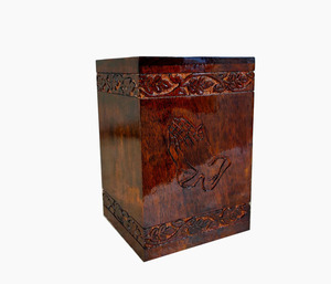 Urne funéraire en bois sculpté pour adulte avec motif mains en prière, couleur marron, style rectangulaire haut, fourniture funéraire - Product Image 2