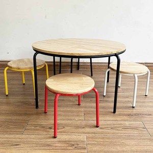 Ensemble table et 4 chaises de maternelle au design moderne KGD023 avec plateau en bois et pieds en fer multicolores, mobilier scolaire - Product Image 4