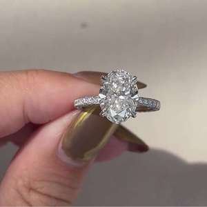 Anillo de Compromiso con Diamante Cultivado en Laboratorio Certificado por IGI, Corte Ovalado con Halo Oculto, Certificado por IGI - Product Image 1
