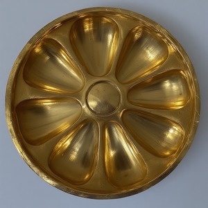 เซิร์ฟเวอร์ผลไม้ตากแห้งหรูหราทำจากอะลูมิเนียมและแก้วแบบพรีเมี่ยมโดยมีชามกลมสามใบที่ออกแบบผิวสีทองมันวาว - Product Image 1