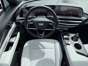 Cadillac LYRIQ électrique de luxe à propulsion arrière, propre et d'occasion, modèle 2024 - Product Image 5