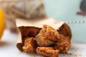 Fournisseur de produits de marque privée de friandises de porc du Vietnam, friandises de porc croustillantes, 3,25 oz, 16 oz, peau de porc frite en vrac, ANGLE - Product Image 2