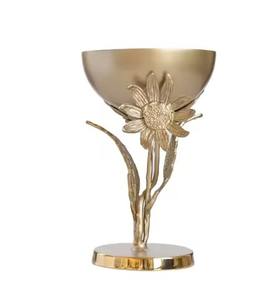 Lujoso tazón decorativo dorado con base Floral blanca agrega elegancia moderna a su decoración de sala de estar y comedor - Product Image 2