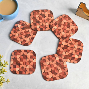 Juego de cuatro posavasos de madera de forma única con un patrón clásico a cuadros, añadiendo un toque de encanto rústico, a precios de fábrica. - Product Image 3