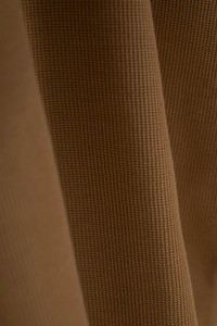 Garde-robe avec ce T-shirt texturé beige pour hommes Twist et Classic Short Sleeve T-shirts confortables de haute qualité pour hommes - Product Image 2