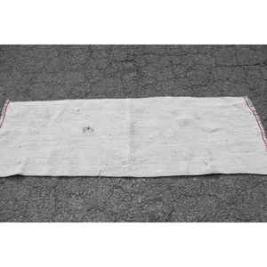 Alfombra Turca, Alfombra Vintage de 2x6 pies, Alfombra Blanca con Estampado Animal Rojo - Product Image 3