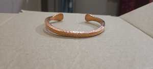 กำไลข้อมือทองแดงแท้ลายเรขาคณิตแบบแบน บรรเทาอาการปวดข้ออักเสบ บำบัดสุขภาพ สำหรับทุกเพศ  ออกแบบเฉพาะด้วยลายปั๊ม - Product Image 3