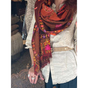 Chal largo térmico de lana bordado con diseño de loto de medianoche para mujer - Product Image 4