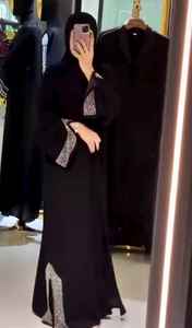 Vêtements musulmans traditionnels islamiques élégants et modestes pour femmes, travail à la main de qualité supérieure, belle abaya de style Dubaï - Product Image 3