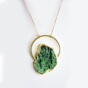 สร้อยคอทับทิมธรรมชาติ zoisite ขนาด25-35มม. รูปทรงอิสระ18K ทอง & โรเดียมชุบแฮนด์เมดเครื่องประดับหินวันเกิด - Product Image 1