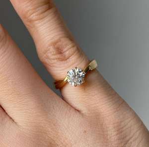 แหวนหมั้นโซลิแทร์แบบกลม1.50 CT แหวนหมั้นเพชรโมอิสซาไนต์ทรงโค้งสีทอง14K ของขวัญครบรอบแต่งงาน - Product Image 1