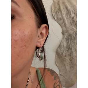 Boucles d'oreilles pendantes en turquoise noire et argent sterling, forme goutte d'eau, faites à la main par des artisans Navajo - Product Image 2