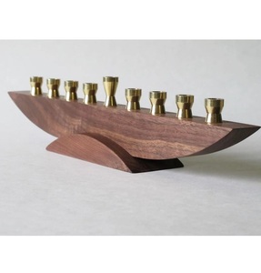 Menorá Moderna de Madera con Portavelas de Latón para una Decoración Elegante del Hogar y Exhibiciones Festivas de Judaica - Product Image 1
