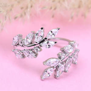 Bague CLARA Romantique Feuillage en Argent Sterling Pur 925 avec Bande Ajustable, Diamant Taille Marquise et Pierre Perle, Plaqué Rhodium - Product Image 2
