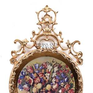 Cadre mural rond orné de laiton antique avec des œuvres florales en porcelaine décoration vintage en laiton vieilli à la main design de maison de luxe - Product Image 3