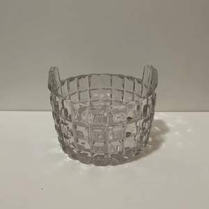 Impresionante cubo de hielo de cristal con corte premium y brillo brillante, adecuado para regalos de boda o expositores de centro de mesa - Product Image 1