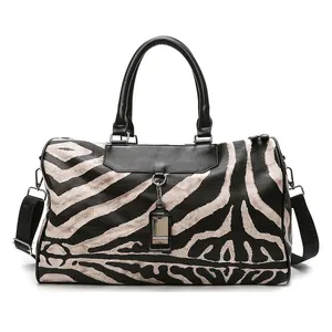 Tas Duffle untuk wanita selempang badan kapasitas besar tas wanita kulit Weekender tas perjalanan modis koper tangan pola Zebra