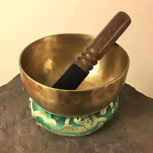 Auténtica Cuenco Tibetana de Metal con Mazo y Cojín, Hecha a Mano y Sostenible - Product Image 6