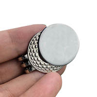 Marqueur de balle en métal à thème mode, vente en gros d'usine, 25 mm, avec logo imprimé en relief et émail, base blanche/noire, clip pour casquette, pour le golf et le sport