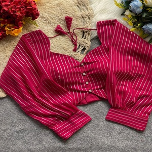 La blusa moderna con patrón de cuello en V se puede usar en sari y laheng Blusa con patrón abierto en la espalda con tasells de uno a tono - Product Image 1