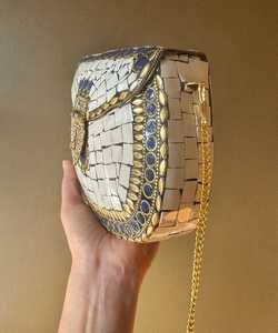 Bolso de Mano Metálico de Lujo Sofisticado para Mujer, Diseño Único y Elegante Inspirado en Diseñadores, con Correa de Cadena - Product Image 5