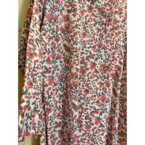 Chemise en mousseline Liberty Floral Heath avec imprimé floral bois de santal - Product Image 2