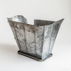 Support décoratif de base d'arbre en métal blanc avec bord festonné, une pièce propre et classique pour les présentoirs de Noël axés sur l'exportation. - Product Image 6