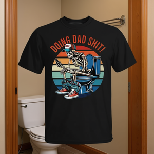 T-shirt con stampa scheletro 'Doing Dad Sht' dal design unico e divertente per il bagno, da appendere sopra la porta. - Product Image 3
