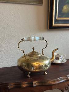 Bouilloire à thé en laiton poli élégante pour une présentation décorative de la cuisine avec un design classique et une finition dorée riche - Product Image 5