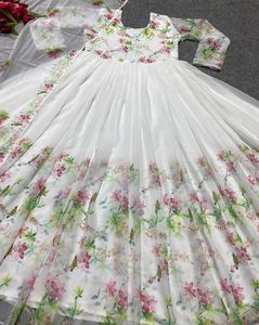 Anarkali de Organza con Estampado Digital de Diseño Tradicional y Calidad Premium para Bodas y Fiestas, con Dupatta para Mujer - Product Image 3