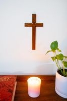 Vente en gros Aaliyan Impex - Figurine en bois de teck peint léger, thème ange, décoration murale de prière pour la maison, thème Pâques