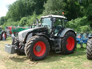 Tracteurs Fendtt 300 Vario d'occasion à vendre, machine agricole durable avec moteur puissant, cabine confortable, option économique. - Product Image 1