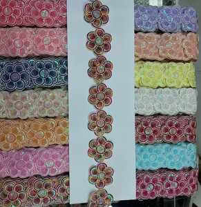 Hecho a medida en blanco y beige de color floral diseñado cutwork cordones bordados para vestidos de novia y de novia en 2 pulgadas - Product Image 4