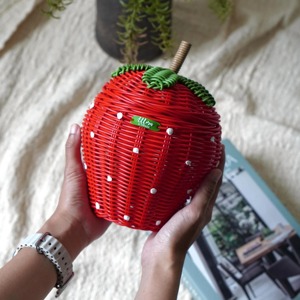 Panier de rangement artisanal en rotin naturel, tressé à la main, en forme de fraise rouge, multifonctionnel et moderne, fabriqué au Vietnam - Product Image 4