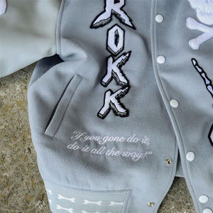 Chaqueta Varsity de Cuero con Cierre, Chaqueta Bomber con Logotipo Bordado Personalizado para Hombre - Product Image 3