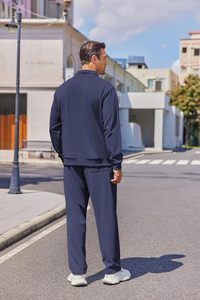 ชุดวอร์มลำลองพิมพ์ลายสีน้ำเงินกรมท่าสำหรับผู้ชาย แบบ 2 ชิ้น ชุดกีฬาแบบมีซิปเต็มตัว เนื้อผ้าเบา ระบายอากาศดี แจ็คเก็ตและกางเกงแฟชั่น - Product Image 4