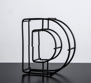 Fil de fer élégant sur pied décoratif A à Z Tous les alphabets s'unissent en couleur noire pour la décoration murale de la maison D Alphabet - Product Image 1