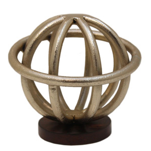Sculpture boule décorative de bureau en aluminium avec socle en bois couleur or et brun Accents décoratifs de taille standard - Product Image 1