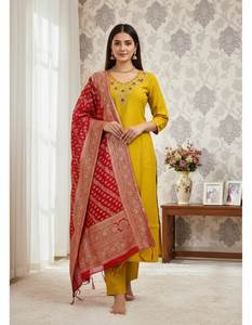 Ropa Étnica Atractiva de Alta Demanda, Kurti de Seda Romana Premium con Trabajo a Mano, Pantalón y Dupatta, Fabricante de Moda Femenina - Product Image 6