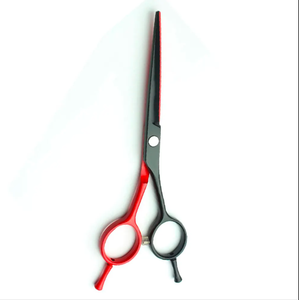 Ciseaux de salon de beauté en acier allemand de qualité industrielle 440c de couleur noire et rouge revêtus d'un repose-doigt double pour la coupe de cheveux - Product Image 3