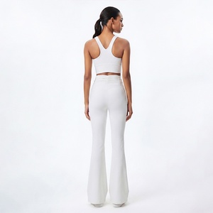Ensemble de yoga 2 pièces blanc en coton et élasthanne respirant sans couture : Crop top à col en V et short taille haute avec bretelles convertibles - Product Image 2