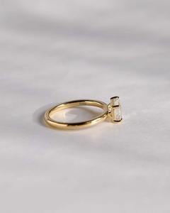 Este anillo de compromiso solitario certificado por IGI de 2.00 quilates para mujer presenta un deslumbrante diamante de corte esmeralda cultivado en laboratorio en un elegante diseño. - Product Image 4