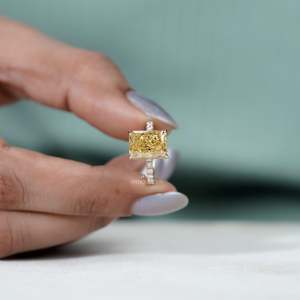 Anillo de Diamante Amarillo Radiante con Certificación IGI, con Halo Oculto y Banda Pavé - Product Image 6