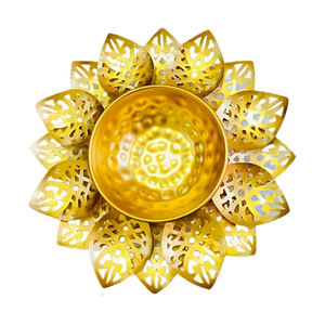Urli de Hierro de Diseño con Diseño de Hojas, Forma de Sol y Acabado Dorado, Urli Decorativo Clásico Hecho a Mano en India para Decoración del Hogar, Urli Elegante - Product Image 4